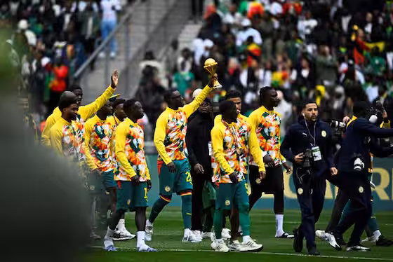 ချန်ပီယံဘွဲ့ရုပ်သိမ်းခံထားရပေမဲ့ ပရိသတ်တွေရှေ့မှောက် အာဖရိကဖလားကို လှည့်လည်ပြသခဲ့တဲ့ ဆီနီဂေါအသင်း