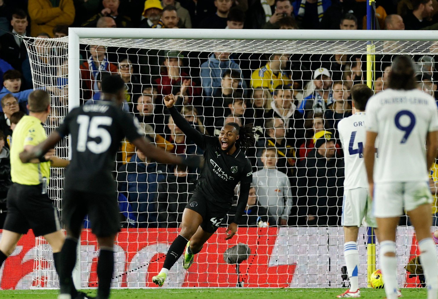 လိဒ်စ်ယူနိုက်တက်ကိုခက်ခက်ခဲခဲအနိုင်ယူကာ အာဆင်နယ်ကိုနှစ်မှတ်အကွာနဲ့ဖိအားပေးလိုက်တဲ့ မန်စီးတီး