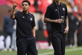 မန်စီးတီးကွင်းလယ်ကြယ်ပွင့် ရီကိုလူးဝစ်ကိုစောင့်ကြည့်နေတဲ့ နယူးကာဆယ်